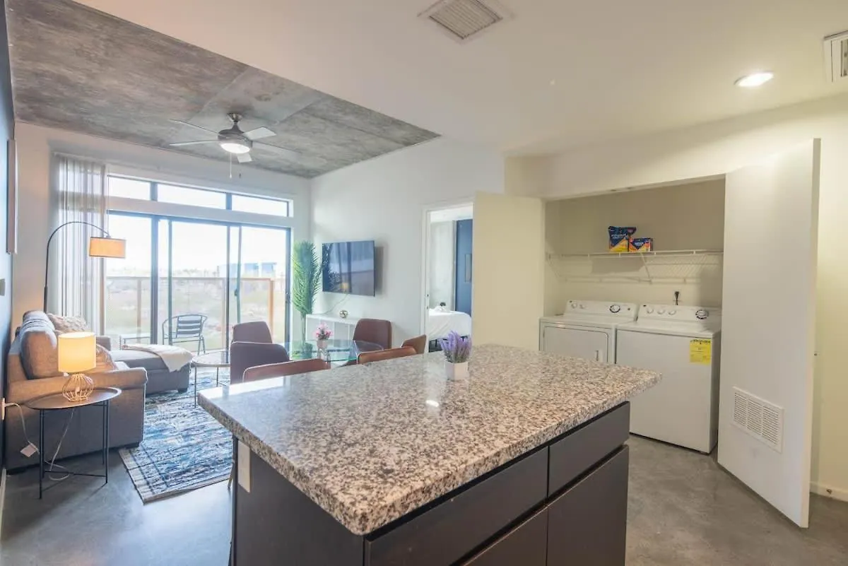 Alluring 2Bd - Dt - Gym, Pool, Parking - Sleeps 8 Phoenix United States