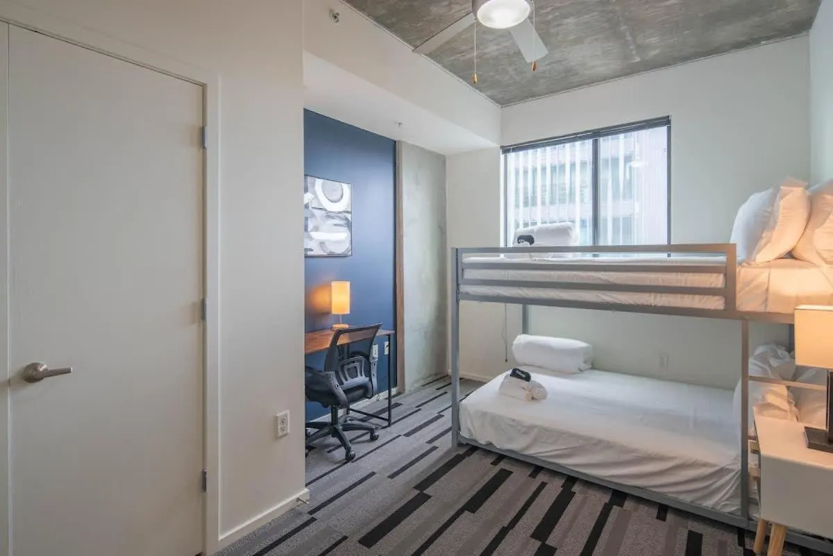 Apartment Alluring 2Bd - Dt - Gym, Pool, Parking - Sleeps 8 Phoenix