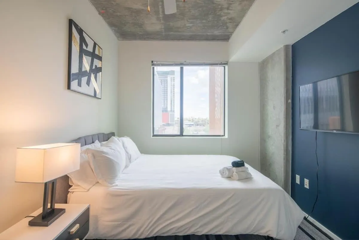 Alluring 2Bd - Dt - Gym, Pool, Parking - Sleeps 8 Phoenix United States